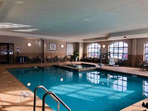 uma grande piscina num quarto de hotel em Staybridge Suites - Wisconsin Dells - Lake Delton, an IHG Hotel em Wisconsin Dells