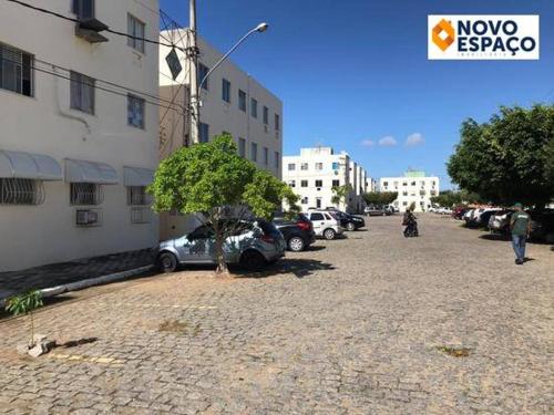 parking z samochodami zaparkowanymi obok budynku w obiekcie Apartamento Bento w mieście Campos dos Goytacazes