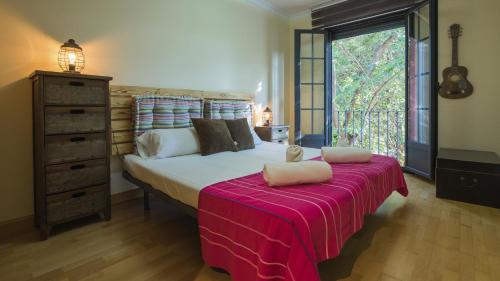 a bedroom with a large bed with a red blanket at Sefarad_Parking Propio in Toledo