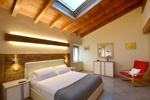薩羅的住宿－古像左岸假期公寓式酒店，一间卧室设有一张大床和天窗