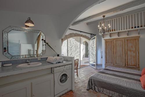 Ett badrum på The authentic Bonnieux village house, jacuzzi - by feelluxuryholidays