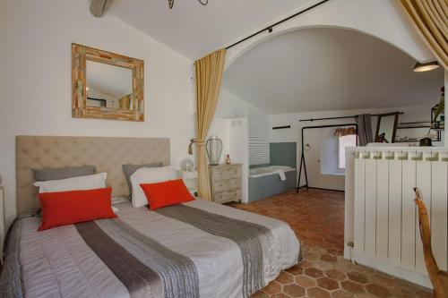 Säng eller sängar i ett rum på The authentic Bonnieux village house, jacuzzi - by feelluxuryholidays