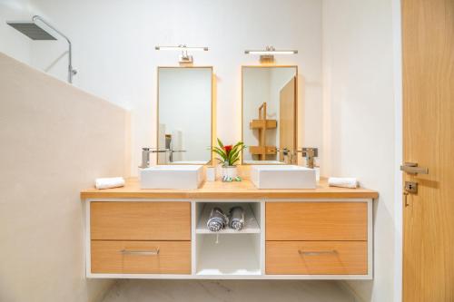 Bilik mandi di Villa Evrithea