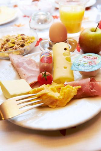 eine Platte mit Käse und anderen Lebensmitteln auf dem Tisch in der Unterkunft Haus Niemann in Münster