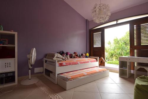 1 dormitorio con 2 literas y ventana en Las Terrenas Front Beach And Garden Villa en Las Terrenas