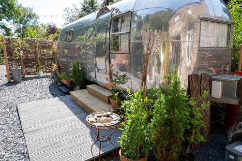 Jardin de l'établissement Dixie Airstream - Retro 1970s American Airstream close to Windermere