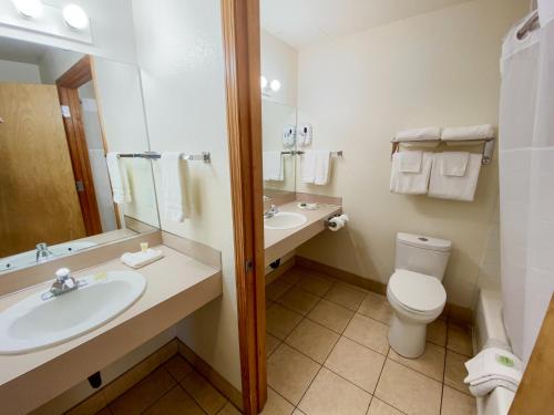 Koupelna v ubytování Sisters Inn & Suites