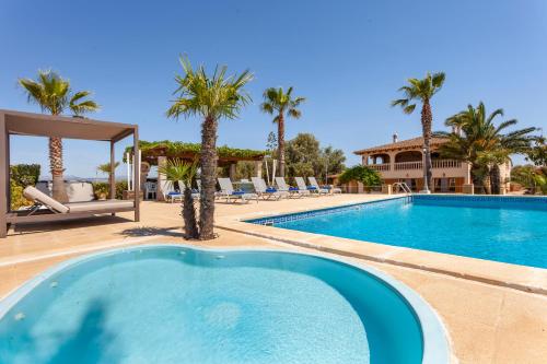 Villa in Can Picafort, located in the countryside, near the beach, has 5 bedroom