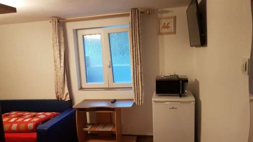 Televízia a/alebo spoločenská miestnosť v ubytovaní Apartment Holiday Lungötz