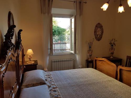 una camera con letto e finestra di Vecchia Dimora a Marino