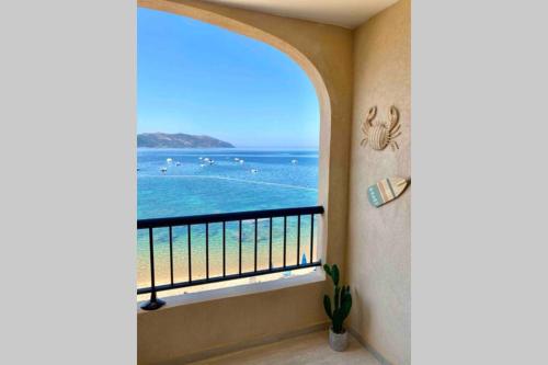 a room with a window with a view of the ocean at Studio 3 personnes Front de Mer in Tiuccia