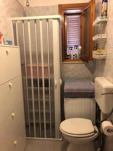 een kleine badkamer met een toilet en een douche bij Villetta M&M a Torre dell'Orso in Torre dell'Orso
