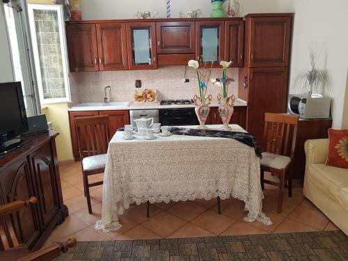 una cocina con una mesa con jarrones. en Vecchia Dimora, en Marino