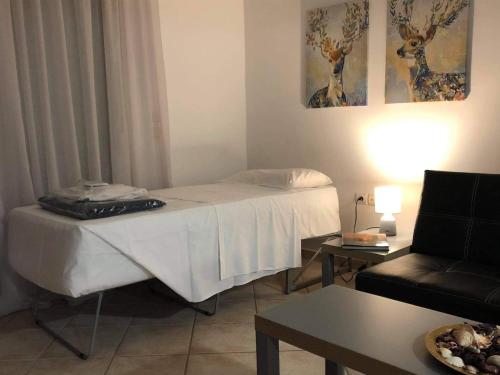 een woonkamer met een bed en een bank bij Casa Dama in Rhodos-stad