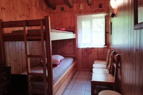 Zimmer mit 2 Etagenbetten und einem Fenster in der Unterkunft Villetta Arcobaleno - Your Mountain Holiday in Casargo