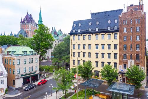 une vue aérienne sur une ville avec des bâtiments dans l'établissement Hotel Clarendon, à Québec