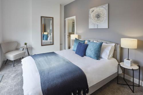 sypialnia z dużym łóżkiem z niebieskimi poduszkami w obiekcie Host & Stay - Welton View w mieście Whitby