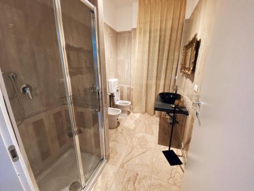 un baño con ducha y WC en B&B Siliade, en Montesilvano