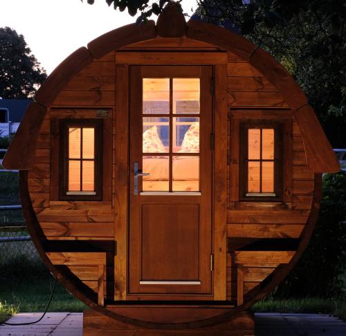 a door in a log cabin with two windows at Hausdeich in Hamburg