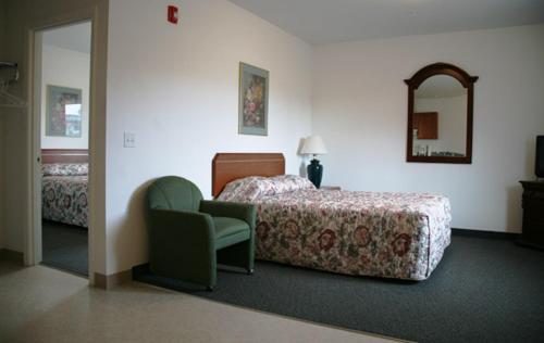 Un pat sau paturi într-o cameră la Ponderosa Motel
