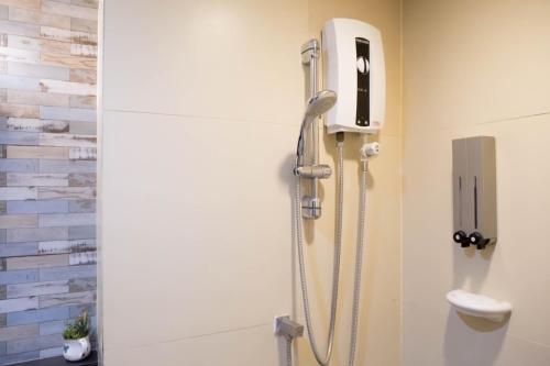 une douche dans une salle d'hôpital avec une ouverture dans l'établissement Serene Residence, à Kanchanaburi