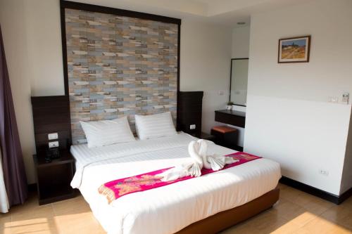 Una cama o camas en una habitación de Serene Residence