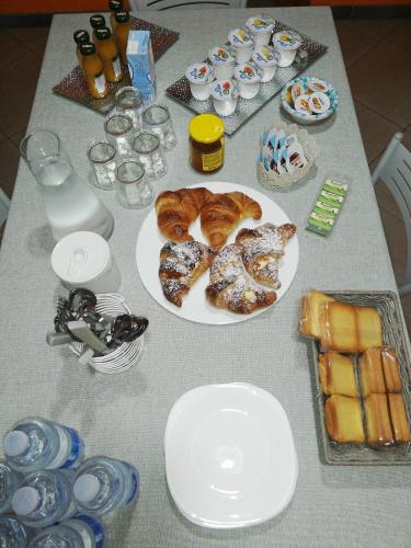 una tavola con un piatto di pane e altri prodotti alimentari di Passione mare a Trapani