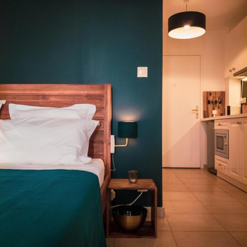 拉波瑟松的住宿－Bleu Nuit，一间卧室设有一张床和绿色的墙壁