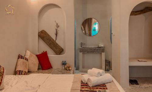 Un pat sau paturi într-o cameră la SaoConDor Hotel