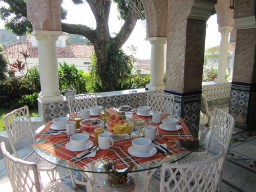 un tavolo con un piatto di cibo in veranda di Guesthouse Bianca a Rio de Janeiro