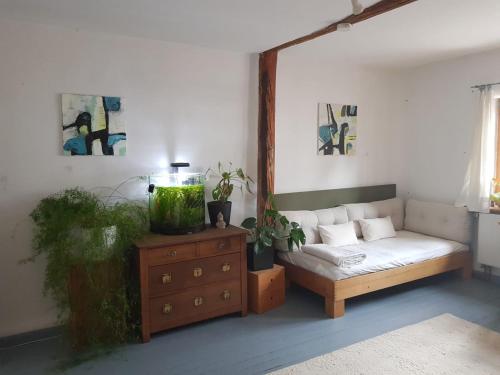 una sala de estar con sofá y una pecera en una cómoda en Ältestes Haus in Quentel - Ferienwohnung 2 mit Dachterrasse, en Lichtenau