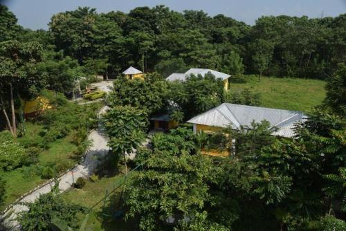 una vista aérea de una casa en un bosque en Jaldapara Inn Resort en Mādāri Hāt