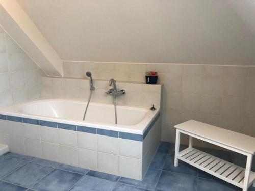 a bath tub with a faucet in a bathroom at Bi Grete tohuus in Dornum