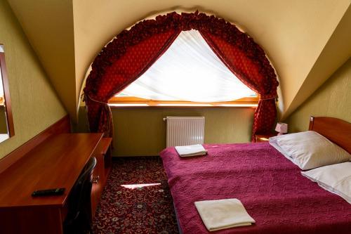 Posteľ alebo postele v izbe v ubytovaní Hotel Zajazd Celtycki