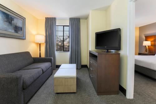Televisyen dan/atau pusat hiburan di Staybridge Suites Reno Nevada by IHG