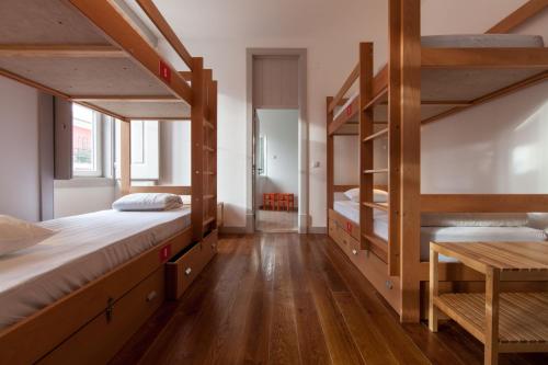 เตียงสองชั้นในห้องที่ Inn Possible Lisbon Hostel