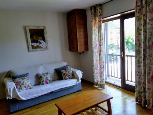 a living room with a couch and a table at Apartamento Erta in Pla de l'Ermita