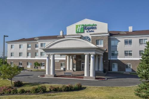 a hotel with a gazebo in front of a building at Holiday Inn Express Hotel & Suites Richwood - Cincinnati South by IHG in Richwood