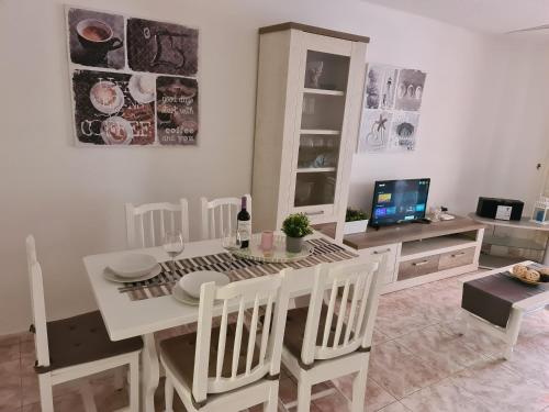 Duplex Parque Santiago 2 close to pool, sea + beach, central, Wifi, heated pool