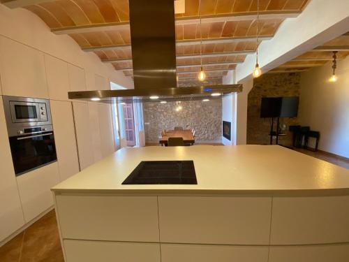 Dapur atau dapur kecil di Es Barracar d'es Vins by LOCALITE