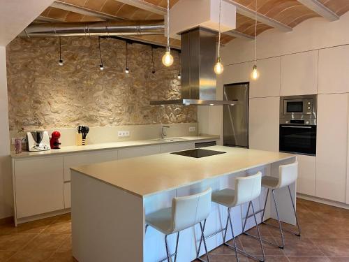Dapur atau dapur kecil di Es Barracar d'es Vins by LOCALITE