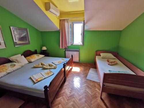 Un pat sau paturi într-o cameră la Nina Apartments