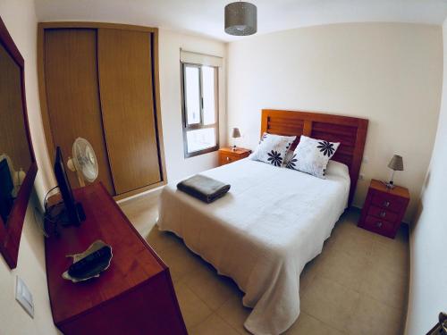 una camera con un grande letto e un tavolo di Casa Abuela Pepa a Corralejo