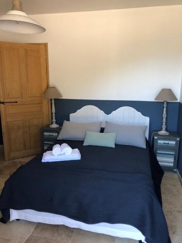 um quarto com uma cama com duas toalhas em Ferme de Roccapina em Sarragia