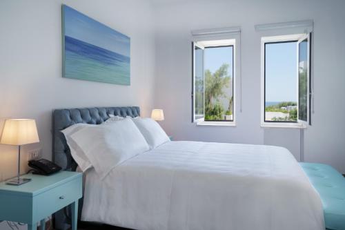 Letto o letti in una camera di Grotta Palazzese Beach Hotel