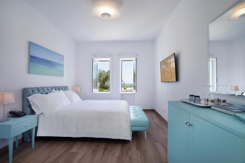Letto o letti in una camera di Grotta Palazzese Beach Hotel