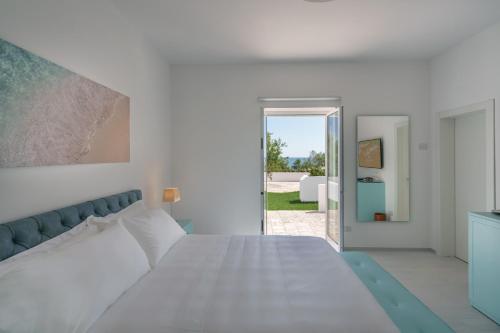 Letto o letti in una camera di Grotta Palazzese Beach Hotel