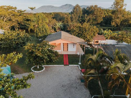 uma vista aérea de uma casa com um jardim em La Ville Residence em Florianópolis