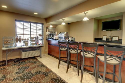 Kuchyň nebo kuchyňský kout v ubytování Cobblestone Inn & Suites - Bottineau