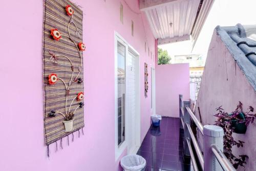 En balkon eller terrasse på Pinky Guest House Batu